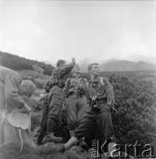 4.-5.06.1964, Tatry, Polska.
Wycieczka w góry. W środku stoi angielski alpinista sir John Hunt, kierownik zdobywczej wyprawy na Mount Everest w 1953 r.
Fot. Irena Jarosińska, zbiory Ośrodka KARTA
