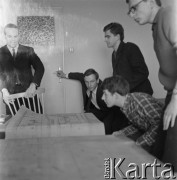 1966, Kraków, Polska.
Grupa studentów Wydziału Architektury Politechniki Krakowskiej podczas pracy nad projektem w akademiku. 1. z lewej Jerzy Woyna-Orlewicz, narciarz i uczestnik Igrzysk Olimpijskich w Innsbrucku w 1964 roku, 2. narciarz i uczestnik Zimowej Uniwersjady w Sestriere Andrzej Bachleda-Curuś. 
Fot. Irena Jarosińska, zbiory Ośrodka KARTA
