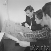 1966, Kraków, Polska.
Studenci Wydziału Architektury Politechniki Krakowskiej podczas pracy nad projektem w akademiku. 1. z prawej narciarz i uczestnik Zimowej Uniwersjady w Sestriere Andrzej Bachleda-Curuś. 
Fot. Irena Jarosińska, zbiory Ośrodka KARTA
