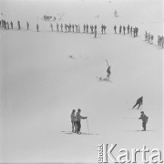 1966, Zakopane, Polska.
Narciarz i uczestnik Igrzysk Olimpijskich w Innsbrucku w 1964 roku i  narciarz i uczestnik Zimowej Uniwersjady w Sestriere Andrzej Bachleda-Curuś (w środku na pierwszym planie) na nartach. W głębi widoczna kolejka narciarzy. 
Fot. Irena Jarosińska, zbiory Ośrodka KARTA