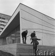 1966, Kraków, Polska.
Narciarz i uczestnik Zimowej Uniwersjady w Sestriere Andrzej Bachleda-Curuś (1. z lewej), Jerzy Woyna-Orlewicz, narciarz i uczestnik Igrzysk Olimpijskich w Innsbrucku w 1964 roku (zeskakuje) i ich kolega prawdopodobnie na terenie Miasteczka Studenckiego AGH.
Fot. Irena Jarosińska, zbiory Ośrodka KARTA