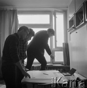 1966, Kraków, Polska.
Studenci Wydziału Architektury Politechniki Krakowskiej podczas pracy nad projektem w akademiku. Okno otwiera narciarz i uczestnik Zimowej Uniwersjady w Sestriere Andrzej Bachleda-Curuś. 
Fot. Irena Jarosińska, zbiory Ośrodka KARTA

