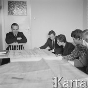 1966, Kraków, Polska.
Studenci Wydziału Architektury Politechniki Krakowskiej pracują nad projektem architektonicznym w akademiku. 1. z lewej siedzi Jerzy Woyna-Orlewicz, narciarz i uczestnik Igrzysk Olimpijskich w Innsbrucku w 1964 roku, 2. narciarz i uczestnik Zimowej Uniwersjady w Sestriere Andrzej Bachleda-Curuś.
Fot. Irena Jarosińska, zbiory Ośrodka KARTA