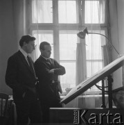 1966, Kraków, Polska.
Studenci Wydziału Architektury Politechniki Krakowskiej przed stołem kreślarskim. Stoją od lewej: narciarz i uczestnik Zimowej Uniwersjady w Sestriere Andrzej Bachleda-Curuś i Jerzy Woyna-Orlewicz, narciarz i uczestnik Igrzysk Olimpijskich w Innsbrucku w 1964 roku.  
Fot. Irena Jarosińska, zbiory Ośrodka KARTA