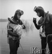 1963, Olsztyn, Polska.
Marek Zakrzewski (z lewej) i Michał Nowiński - płetwonurkowie i studenci Wydziału Rybackiego Wyższej Szkoły Rolniczej wykonują badania wody w Jeziorze Kortowskim za pomocą syfonu.
Fot. Irena Jarosińska, zbiory Ośrodka KARTA