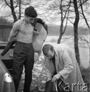 1963, Olsztyn, Polska.
Michał Nowiński (z lewej) i Marek Zakrzewski, płetwonurkowie i studenci Wydziału Rybackiego Wyższej Szkoły Rolniczej przygotowują się do zbadania wody w Jeziorze Kortowskim za pomocą syfonu.
Fot. Irena Jarosińska, zbiory Ośrodka KARTA