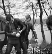 1963, Olsztyn, Polska.
Michał Nowiński (z lewej) i Marek Zakrzewski, płetwonurkowie i studenci Wydziału Rybackiego Wyższej Szkoły Rolniczej przygotowują się do zbadania wody w Jeziorze Kortowskim za pomocą syfonu.
Fot. Irena Jarosińska, zbiory Ośrodka KARTA
