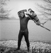 1963, Olsztyn, Polska.
Płetwonurek i student Wydziału Rybackiego Wyższej Szkoły Rolniczej Marek Zakrzewski przygotowuje się do zbadania wody w Jeziorze Kortowskim.
Fot. Irena Jarosińska, zbiory Ośrodka KARTA