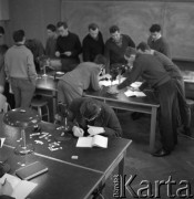 1963, Olsztyn, Polska.
Studenci Wydziału Rybackiego Wyższej Szkoły Rolniczej podczas zajęć w pracowni.
Fot. Irena Jarosińska, zbiory Ośrodka KARTA