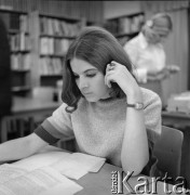 1963, Olsztyn, Polska.
Studentka Wydziału Rybackiego Wyższej Szkoły Rolniczej przygotowuje się do zajęć w czytelni.
Fot. Irena Jarosińska, zbiory Ośrodka KARTA