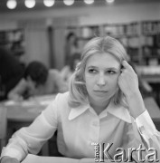 1963, Olsztyn, Polska.
Studentka Wydziału Rybackiego Wyższej Szkoły Rolniczej przygotowuje się do zajęć w czytelni.
Fot. Irena Jarosińska, zbiory Ośrodka KARTA