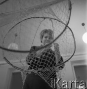 1963, Olsztyn, Polska.
Pracownica Wydziału Rybackiego Wyższej Szkoły Rolniczej naprawia żak rybacką. 
Fot. Irena Jarosińska, zbiory Ośrodka KARTA