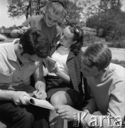 1963, Olsztyn, Polska.
Grupa studentów Wyższej Szkoły Rolniczej przygotowuje się do zajęć.
Fot. Irena Jarosińska, zbiory Ośrodka KARTA