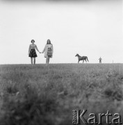 1963, Olsztyn, Polska.
Studentki Wydziału Zootechnicznego Wyższej Szkoły Rolniczej podczas spaceru. W głębi widoczny mężczyzna lonżuje konia.
Fot. Irena Jarosińska, zbiory Ośrodka KARTA