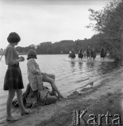 1963, Olsztyn, Polska.
Studentki Wydziału Zootechnicznego Wyższej Szkoły Rolniczej nad Jeziorem Kortowskim. W głębi widoczna grupa osób jadąca na koniach.
Fot. Irena Jarosińska, zbiory Ośrodka KARTA