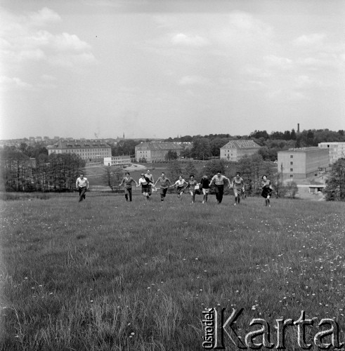 1963, Olsztyn, Polska.
Grupa studentów z Wyższej Szkoły Rolniczej. W głębi widoczne budynki uczelni.
Fot. Irena Jarosińska, zbiory Ośrodka KARTA