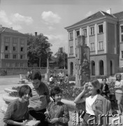 1963, Olsztyn, Polska.
Grupa studentów na dziedzińcu Wyższej Szkoły Rolniczej.
Fot. Irena Jarosińska, zbiory Ośrodka KARTA