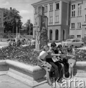 1963, Olsztyn, Polska.
Grupa studentów siedzi przy pomniku na dziedzińcu Wyższej Szkoły Rolniczej.
Fot. Irena Jarosińska, zbiory Ośrodka KARTA