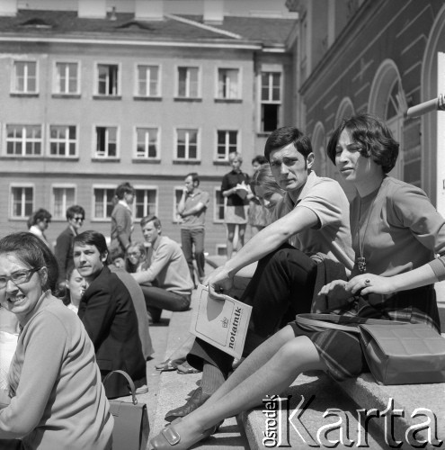 1963, Olsztyn, Polska.
Studenci Wyższej Szkoły Rolniczej siedzą na schodach przed wejściem do uczelni.
Fot. Irena Jarosińska, zbiory Ośrodka KARTA