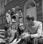 1963, Olsztyn, Polska.
Studenci Wyższej Szkoły Rolniczej siedzą na schodach przed wejściem do uczelni.
Fot. Irena Jarosińska, zbiory Ośrodka KARTA