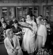 1963, Olsztyn, Polska.
Zajęcia na Wydziale Rybackim Wyższej Szkoły Rolniczej.
Fot. Irena Jarosińska, zbiory Ośrodka KARTA