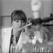 1963, Olsztyn, Polska.
Studentka Wyższej Szkoły Rolniczej podczas zajęć w laboratorium.
Fot. Irena Jarosińska, zbiory Ośrodka KARTA