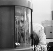 1963, Olsztyn, Polska.
Studentka Wyższej Szkoły Rolniczej podczas zajęć w laboratorium.
Fot. Irena Jarosińska, zbiory Ośrodka KARTA