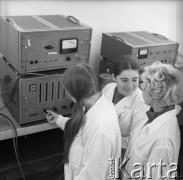 1963, Olsztyn, Polska.
Studentki Wyższej Szkoły Rolniczej podczas zajęć w laboratorium.
Fot. Irena Jarosińska, zbiory Ośrodka KARTA