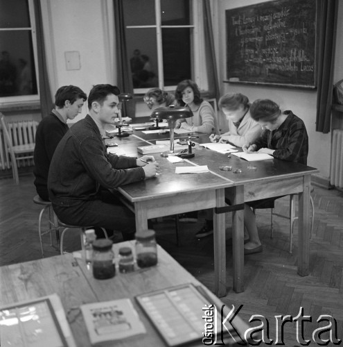 1963, Olsztyn, Polska.
Studenci Wydziału Rybackiego Wyższej Szkoły Rolniczej podczas zajęć na uczelni.
Fot. Irena Jarosińska, zbiory Ośrodka KARTA