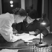 1963, Olsztyn, Polska.
Studenci Wyższej Szkoły Rolniczej podczas zajęć na uczelni.
Fot. Irena Jarosińska, zbiory Ośrodka KARTA