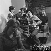 1978, Łódź, Polska.
Grupa studentów zagranicznych podczas zajęć w Wyższej Szkole Filmowo-Telewizyjnej. Za kamerą siedzi Rolando Loewenstein z Wenezueli. 
Fot. Irena Jarosińska, zbiory Ośrodka KARTA
