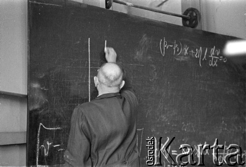 Lata 60., Szczecin, Polska.
Wykładowca prowadzi zajęcia na Politechnice Szczecińskiej.
Fot. Irena Jarosińska, zbiory Ośrodka KARTA
