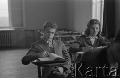 Lata 60., Szczecin, Polska.
Studenci Politechniki Szczecińskiej podczas zajęć.
Fot. Irena Jarosińska, zbiory Ośrodka KARTA

