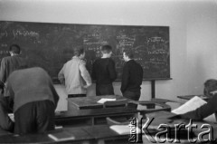 Lata 60., Szczecin, Polska.
Studenci Politechniki Szczecińskiej w sali wykładowej.
Fot. Irena Jarosińska, zbiory Ośrodka KARTA
