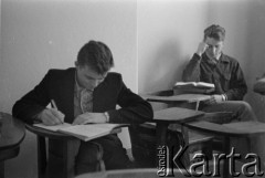 Lata 60., Szczecin, Polska.
Studenci Politechniki Szczecińskiej w sali wykładowej.
Fot. Irena Jarosińska, zbiory Ośrodka KARTA
