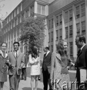 Lata 60., Warszawa, Polska.
Kurs ekonomiczny o krajach Trzeciego świata zorganizowany dla zagranicznych studentów w Szkole Głównej Planowania i Statystyki (obecnie Szkoła Główna Handlowa).  
Fot. Irena Jarosińska, zbiory Ośrodka KARTA