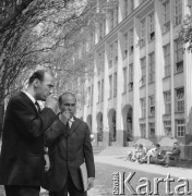 Lata 60., Warszawa, Polska.
Uczestnicy kursu ekonomicznego o krajach Trzeciego świata zorganizowanego dla zagranicznych studentów przed budynkiem Szkoły Głównej Planowania i Statystyki (obecnie Szkoła Główna Handlowa). 
Fot. Irena Jarosińska, zbiory Ośrodka KARTA