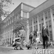 Lata 60., Warszawa, Polska.
Uczestnicy kursu ekonomicznego o krajach Trzeciego świata zorganizowanego dla zagranicznych studentów przed budynkiem Szkoły Głównej Planowania i Statystyki (obecnie Szkoła Główna Handlowa). 
Fot. Irena Jarosińska, zbiory Ośrodka KARTA