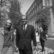 Lata 60., Warszawa, Polska.
Uczestnicy kursu ekonomicznego o krajach Trzeciego świata zorganizowanego dla zagranicznych studentów przed budynkiem Szkoły Głównej Planowania i Statystyki (obecnie Szkoła Główna Handlowa). 
Fot. Irena Jarosińska, zbiory Ośrodka KARTA