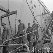 Lato 1967, Gdańsk, Polska.
Grupa studentów zagranicznych odbywa praktykę zawodową w okresie wakacyjnym w Stoczni Gdańskiej. 
Fot. Irena Jarosińska, zbiory Ośrodka KARTA