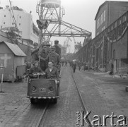 Lato 1967, Gdańsk, Polska.
Grupa studentów zagranicznych podczas praktyk zawodowych w Stoczni Gdańskiej w okresie wakacyjnym. 
Fot. Irena Jarosińska, zbiory Ośrodka KARTA