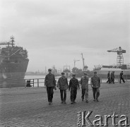 Lato 1967, Gdańsk, Polska.
Studenci zagraniczni podczas praktyk zawodowych w Stoczni Gdańskiej w okresie wakacyjnym. 1. z lewej Stein Pettersen z Norwegii, 3. student z Egiptu Mikhail Shahir.
Fot. Irena Jarosińska, zbiory Ośrodka KARTA