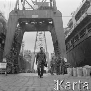 Lato 1967, Gdańsk, Polska.
Student z Egiptu Mikhail Shahir (na pierwszym planie) odbywa praktykę zawodową w Stoczni Gdańskiej w okresie wakacyjnym.  
Fot. Irena Jarosińska, zbiory Ośrodka KARTA