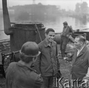 Lato 1967, Gdańsk, Polska.
Praktyki studenckie w Stoczni Gdańskiej podczas wakacji. W środku student z Egiptu Mikhail Shahir. 
Fot. Irena Jarosińska, zbiory Ośrodka KARTA