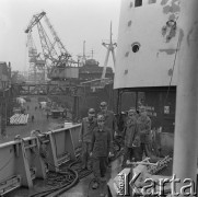 Lato 1967, Gdańsk, Polska.
Studenci zagraniczni podczas praktyk zawodowych w Stoczni Gdańskiej w okresie wakacyjnym. Z przodu student z Egiptu Mikhail Shahir, 3. z lewej Stein Pettersen z Norwegii.
Fot. Irena Jarosińska, zbiory Ośrodka KARTA