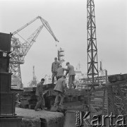 Lato 1967, Gdańsk, Polska.
Studenci zagraniczni odbywają praktykę zawodową w okresie wakacyjnym w Stoczni Gdańskiej. 1. z lewej student z Egiptu Mikhail Shahir.
Fot. Irena Jarosińska, zbiory Ośrodka KARTA