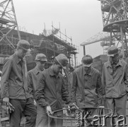 Lato 1967, Gdańsk, Polska.
Praktyki studenckie w Stoczni Gdańskiej  podczas wakacji. 1. z lewej student z Norwegii Stein Pettersen z Norwegii. Metalową obręcz trzyma Egipcjanin Mikhail Shahir (z lewej). 
Fot. Irena Jarosińska, zbiory Ośrodka KARTA