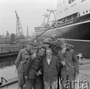 Lato 1967, Gdańsk, Polska.
Grupa studentów zagranicznych podczas praktyk zawodowych w Stoczni Gdańskiej w okresie wakacyjnym. W pierwszym rzędzie z lewej student z Egiptu Mikhail Shahir, z tyłu 2. z prawej Stein Pettersen z Norwegii.
Fot. Irena Jarosińska, zbiory Ośrodka KARTA