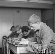 Lato 1967, Gdańsk, Polska.
Praktyki studenckie w Stoczni Gdańskiej podczas wakacji. 2. z prawej student z Egiptu Mikhail Shahir. 
Fot. Irena Jarosińska, zbiory Ośrodka KARTA
