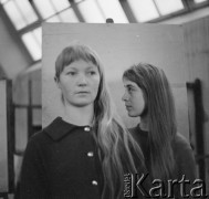 Lata 60., Gdańsk, Polska.
Studentki Państwowej Wyższej Szkoły Sztuk Plastycznych podczas zajęć z malarstwa i rysunku. W 1954 r. uczelnia została przeniesiona z Sopotu do budynku Wielkiej Zbrojowni przy Targu Węglowym w Gdańsku.  
Fot. Irena Jarosińska, zbiory Ośrodka KARTA